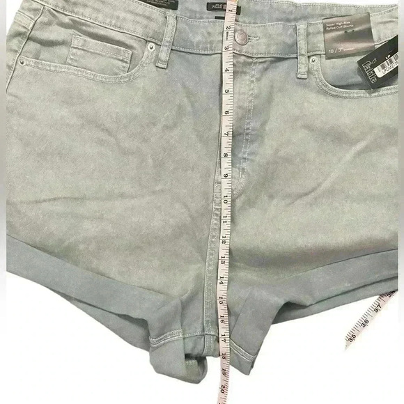 Wild Fable NWT Super High-Rise Rolled Cuff Shorts Size 18 R - Picture 5 of 7